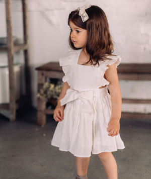 Lniana biała sukienka z kokardką - Mini Me