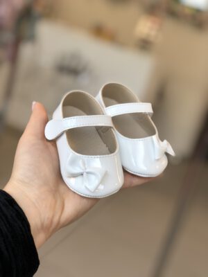 Balerinki niemowlęce białe lakierowane z kokardką
