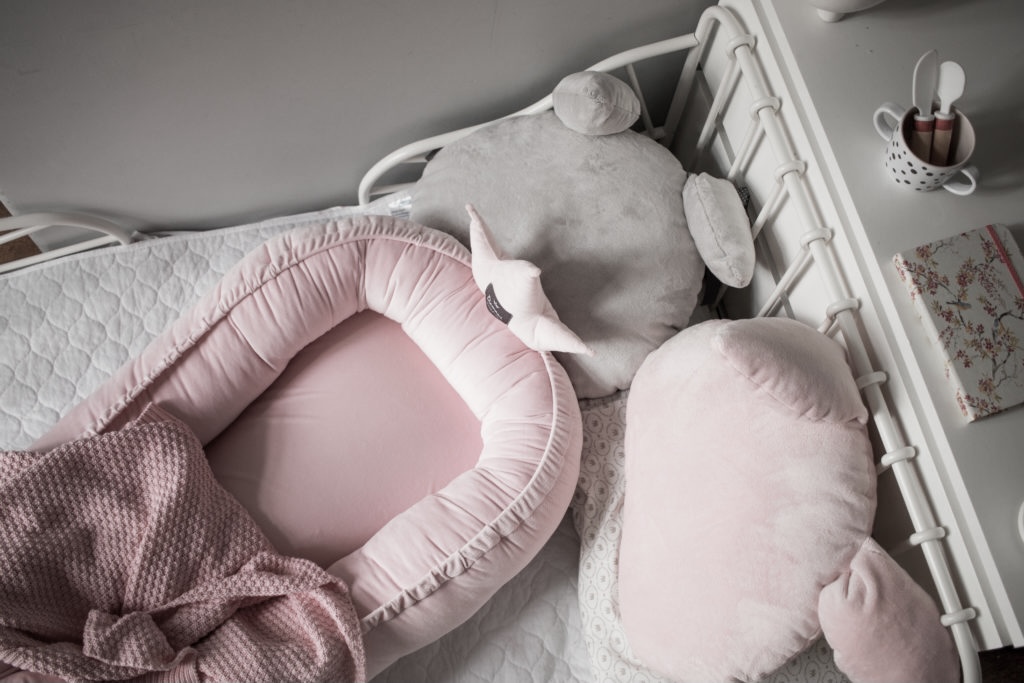 Aksamitny kokon niemowlęcy z koroną CROWN różowy
